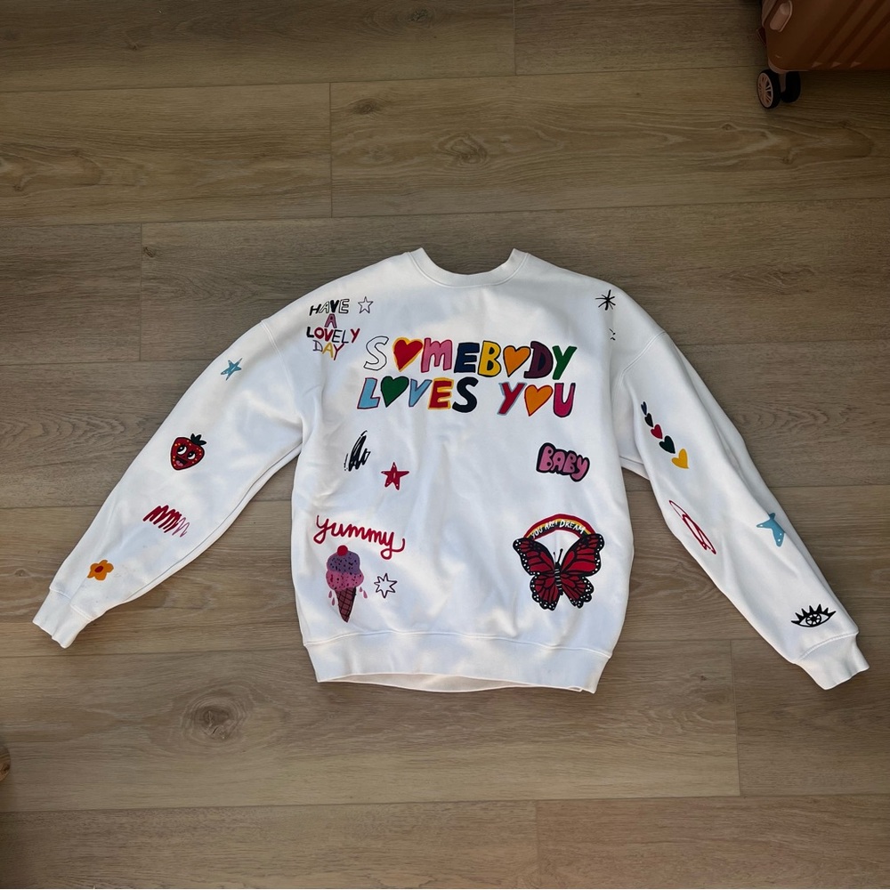 Mayfair Group "Somebody Loves You" White
Sweatshirt